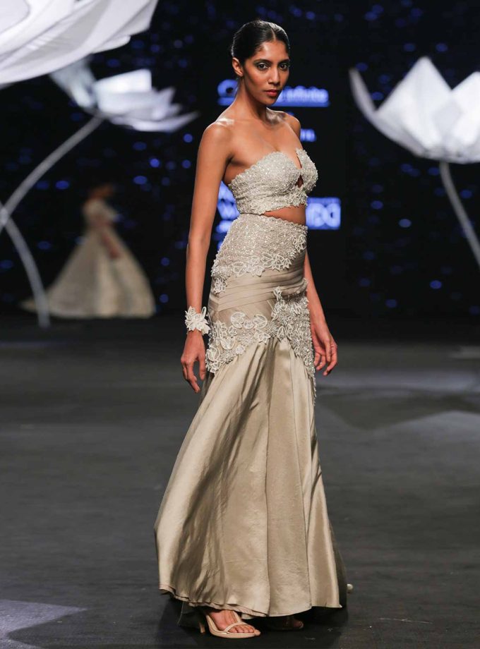 EMBELLISHED FISHCUT TRAIL SKIRT WITH BUSTIER